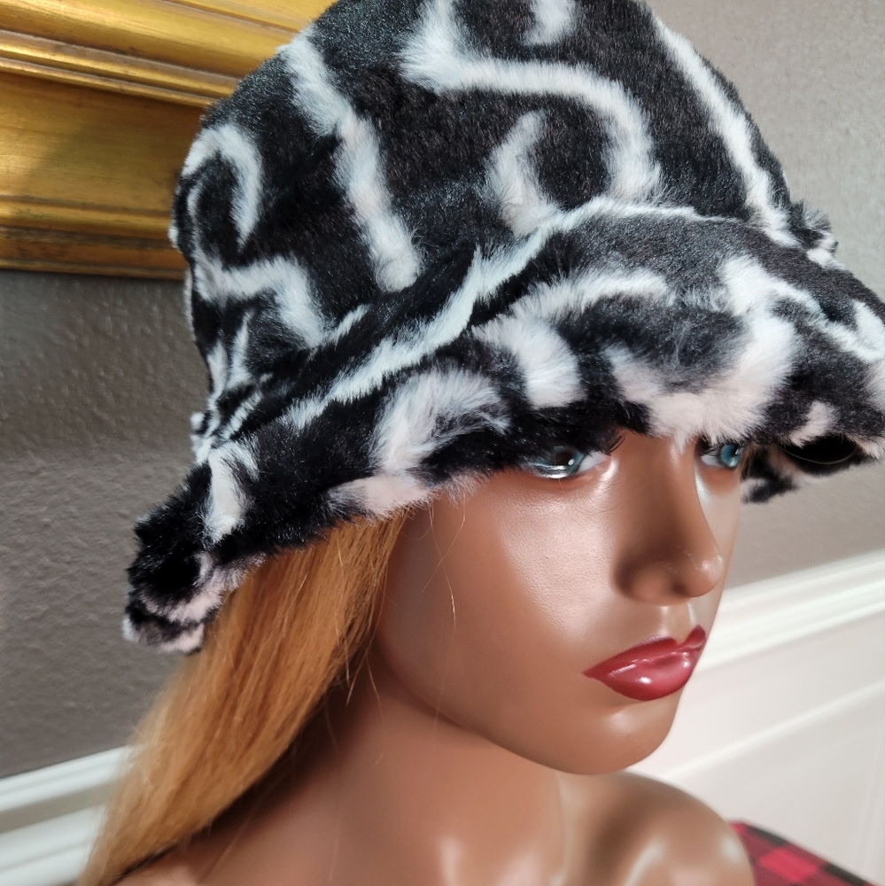 Black and White Art Fur Hat NWOT